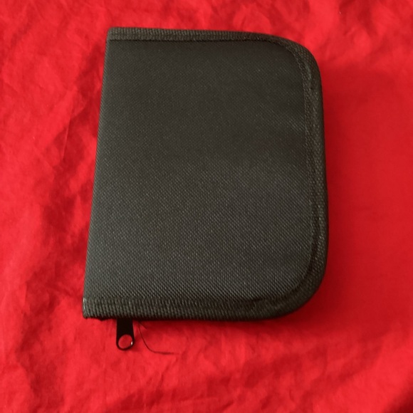 Compact Sewing Kit with Multicolor Threads - Picture 4 of 9